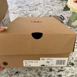 Womens grey Ugg slippers in great condition Only worn twice.